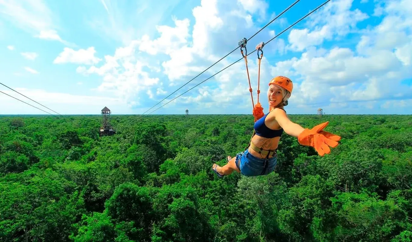 Tirolesa en Playa del Carmen: Aventura en la selva con vistas espectaculares.