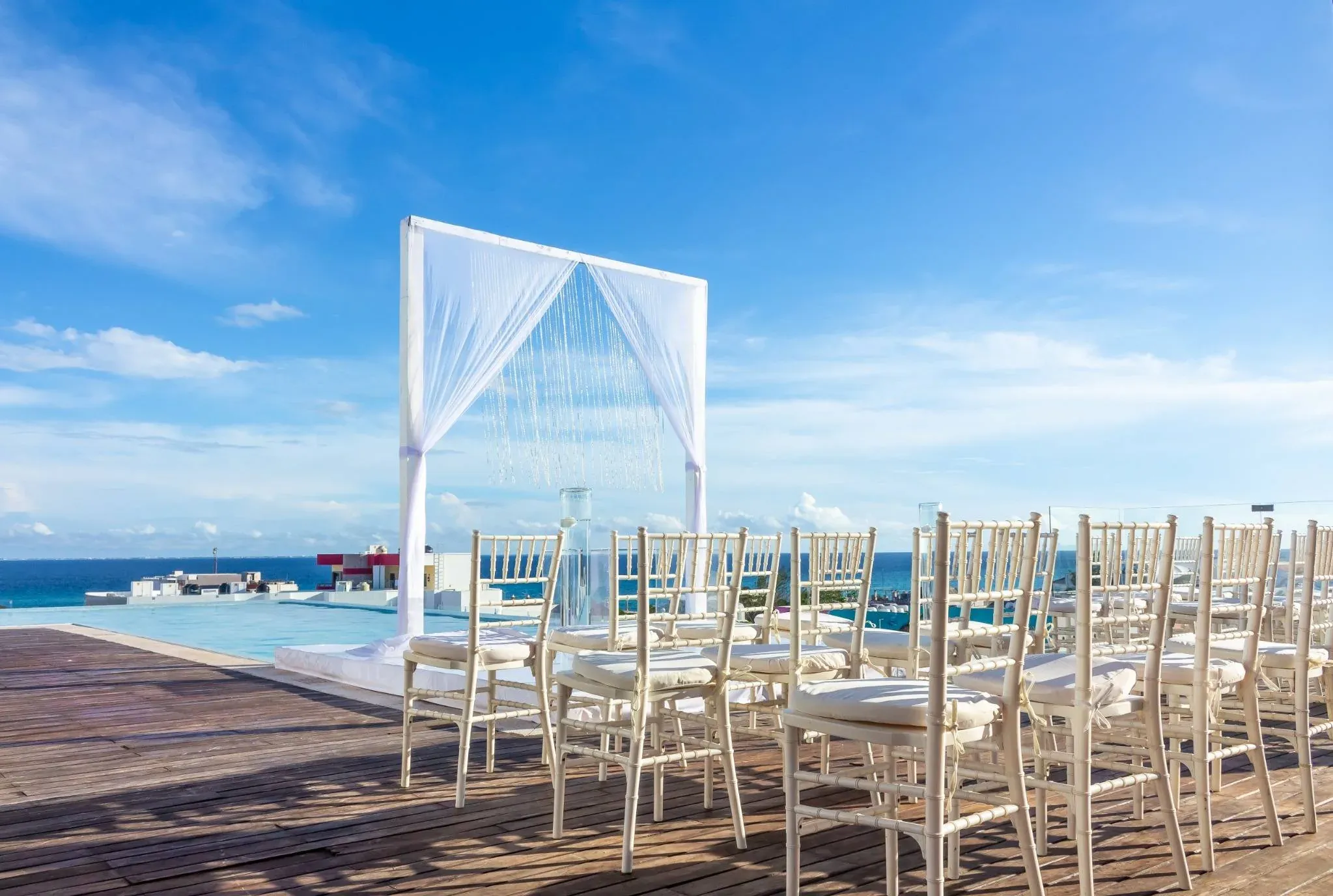 Montaje de ceremonia rooftop con detalles florales elegantes