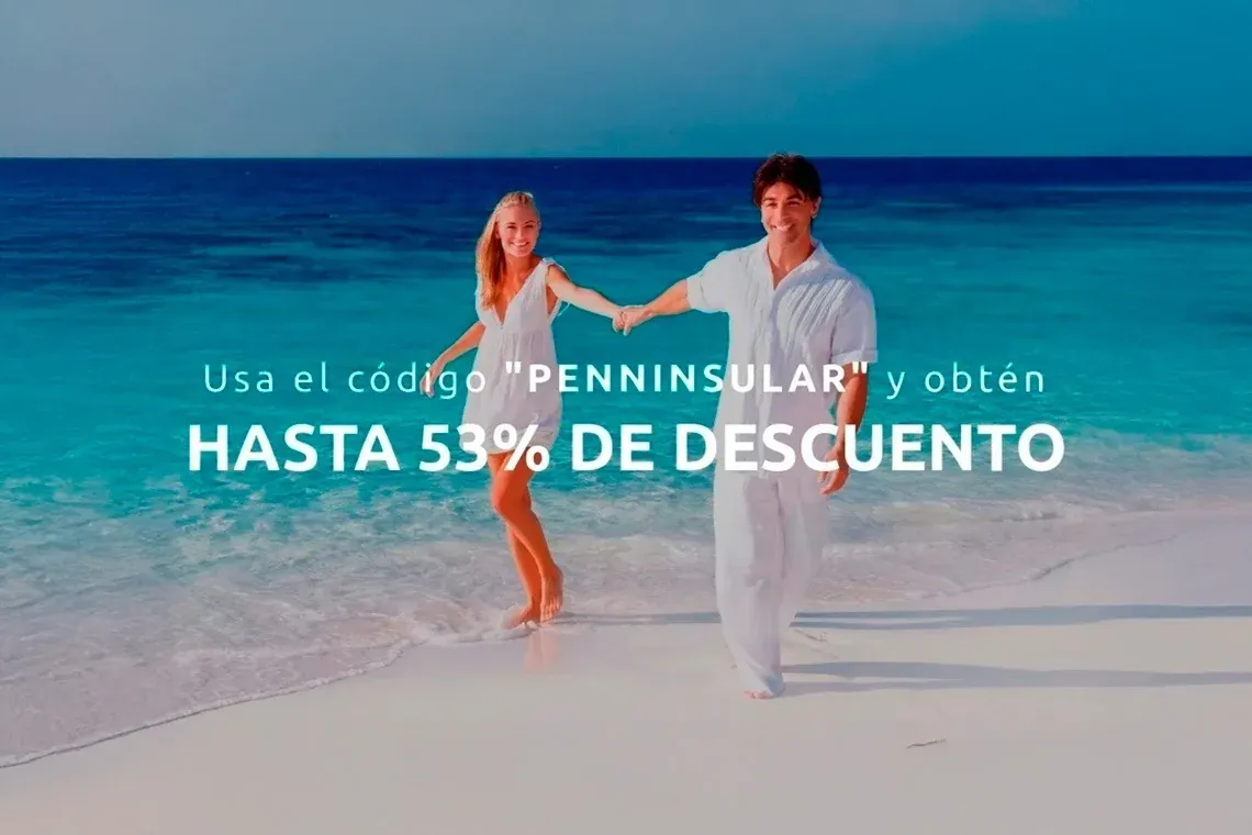 La pareja disfruta la playa, usa código PENINSULAR para hasta 53% de descuento en The Fives Corpo.