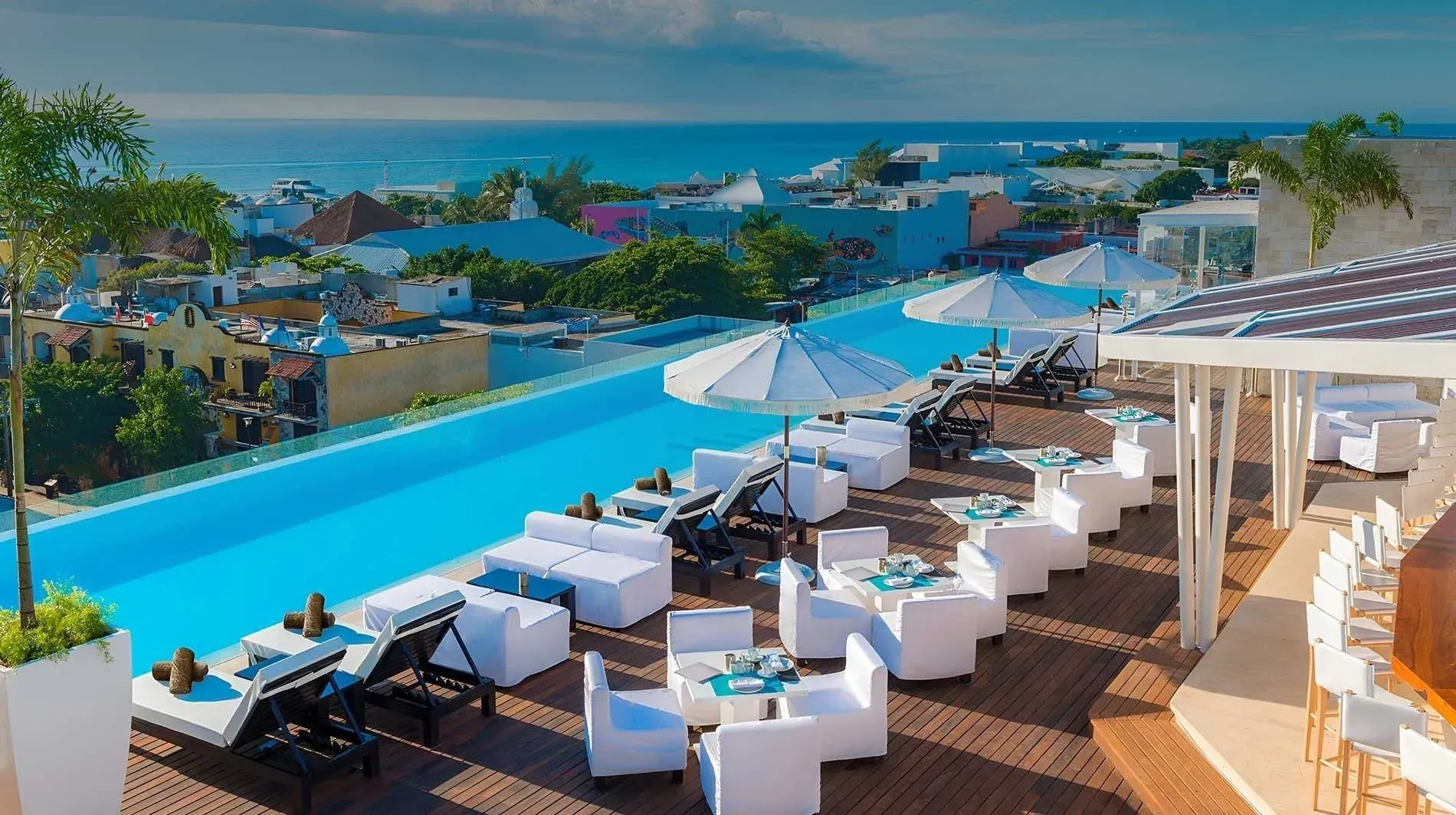 Piscina infinita y zona lounge del The Fives Downtown Hotel - Curio Collection by Hilton, México.