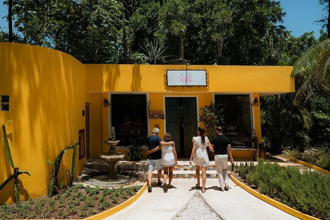 Familia en Casa de Rosa The Fives, un hotel con encanto.
