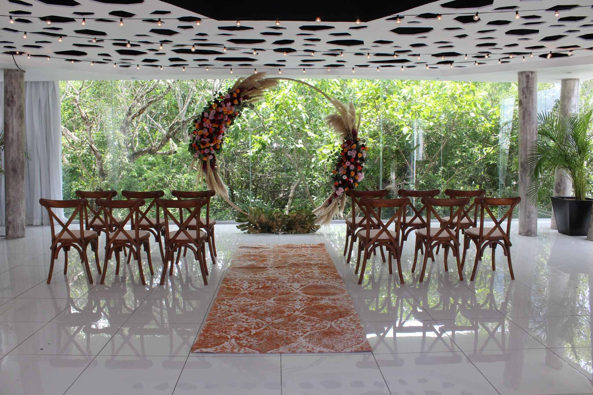 Montaje de ceremonia en lugar interior para boda en Riviera Maya
