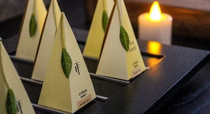 The Fives Corpo pyramid tea samples with candle light, for a relaxing atmosphere.