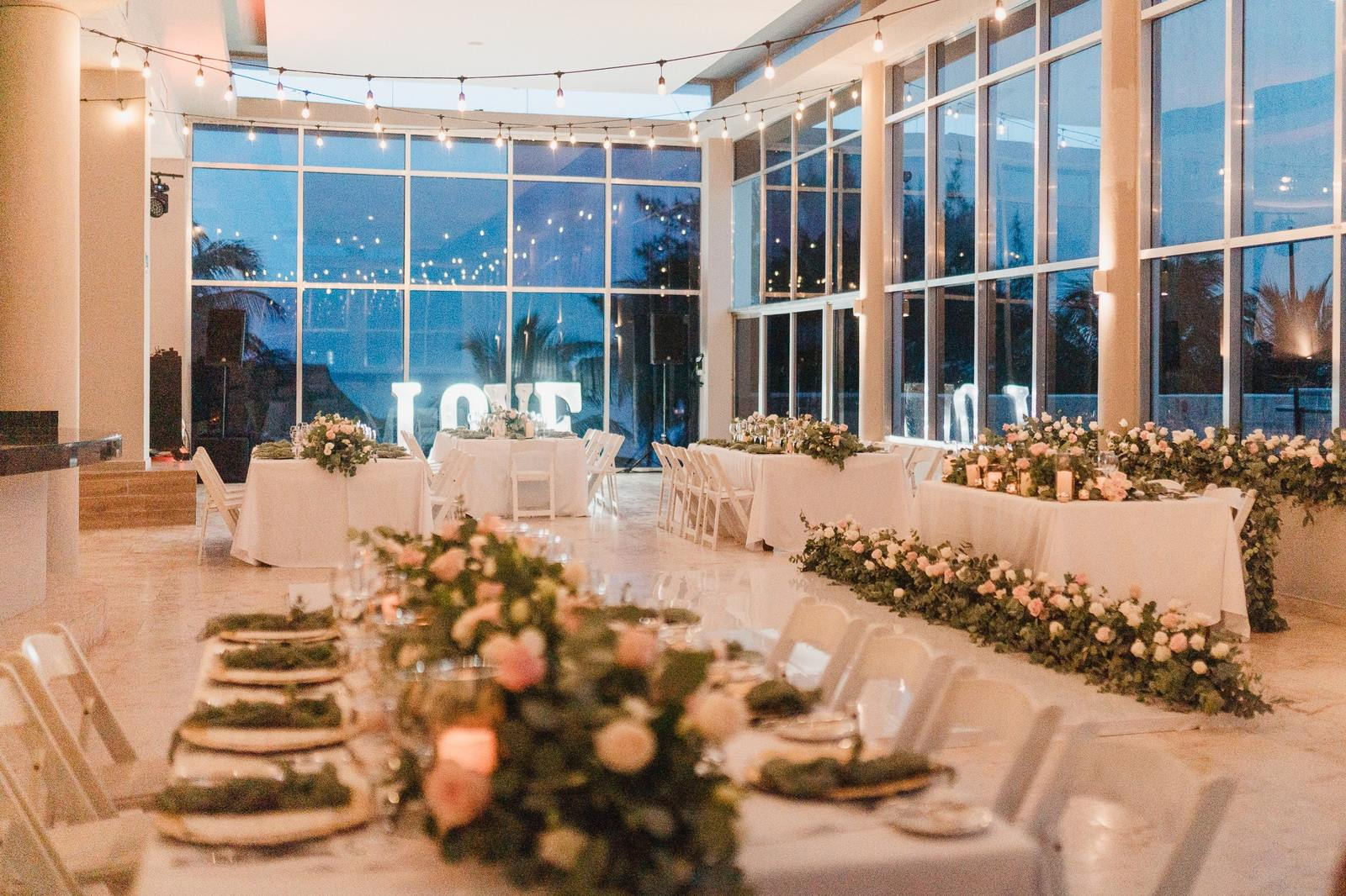 Montaje de ceremonia interior con detalles florales elegantes