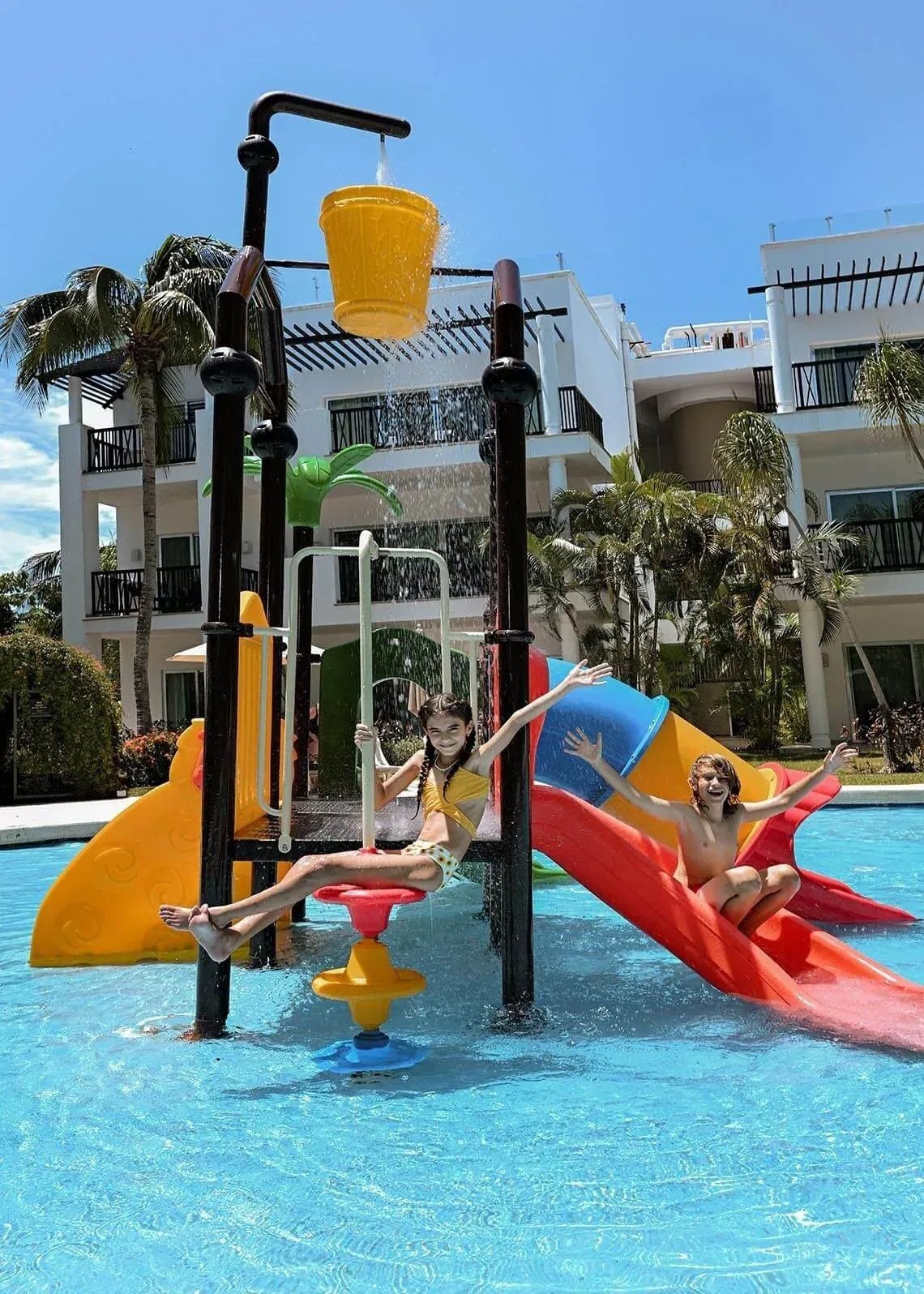 Diversión acuática en The Fives Beach Hotel, México. ¡Reserva tu estancia!