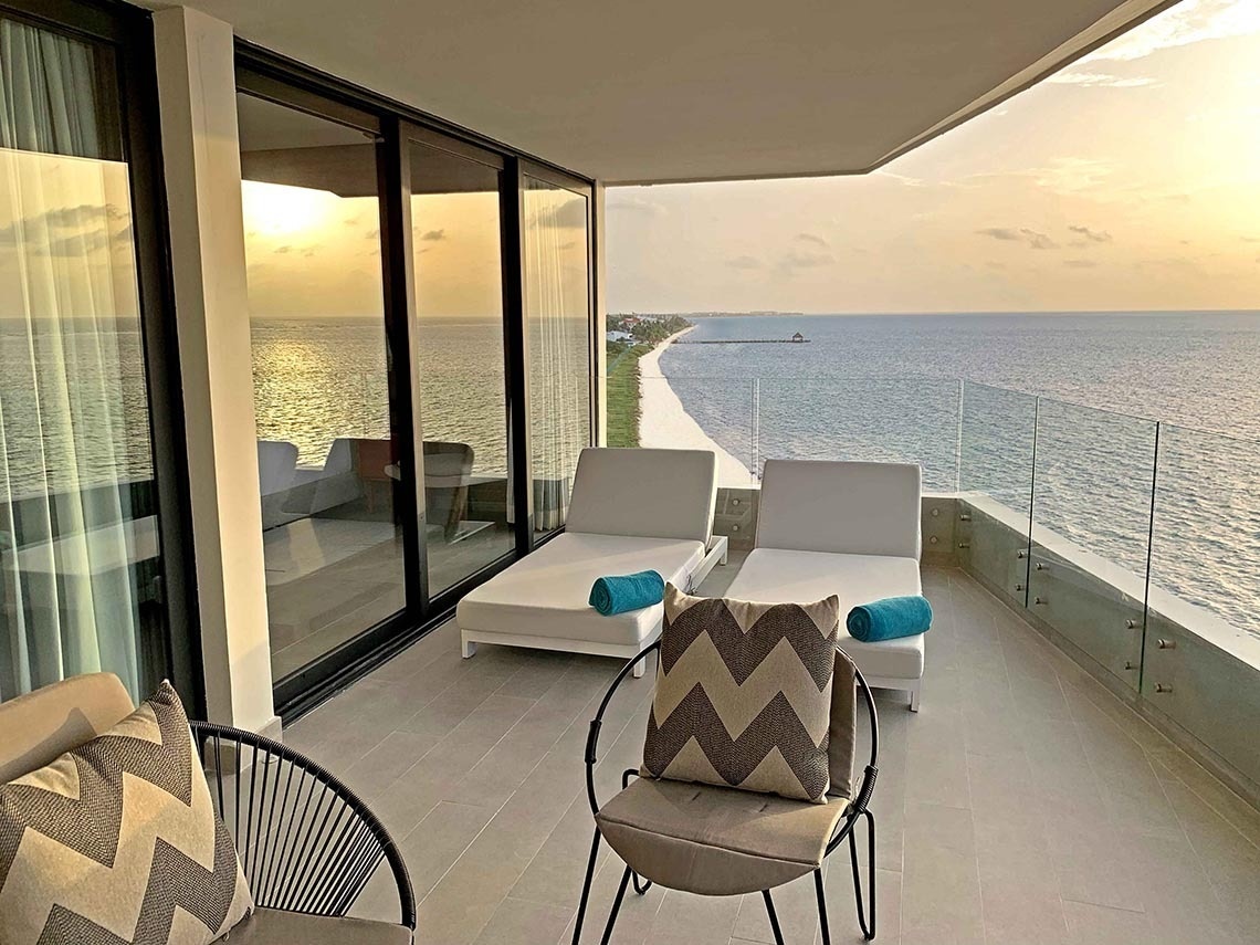 Balcón de lujo con vista al mar en The Fives Oceanfront Riviera Maya.