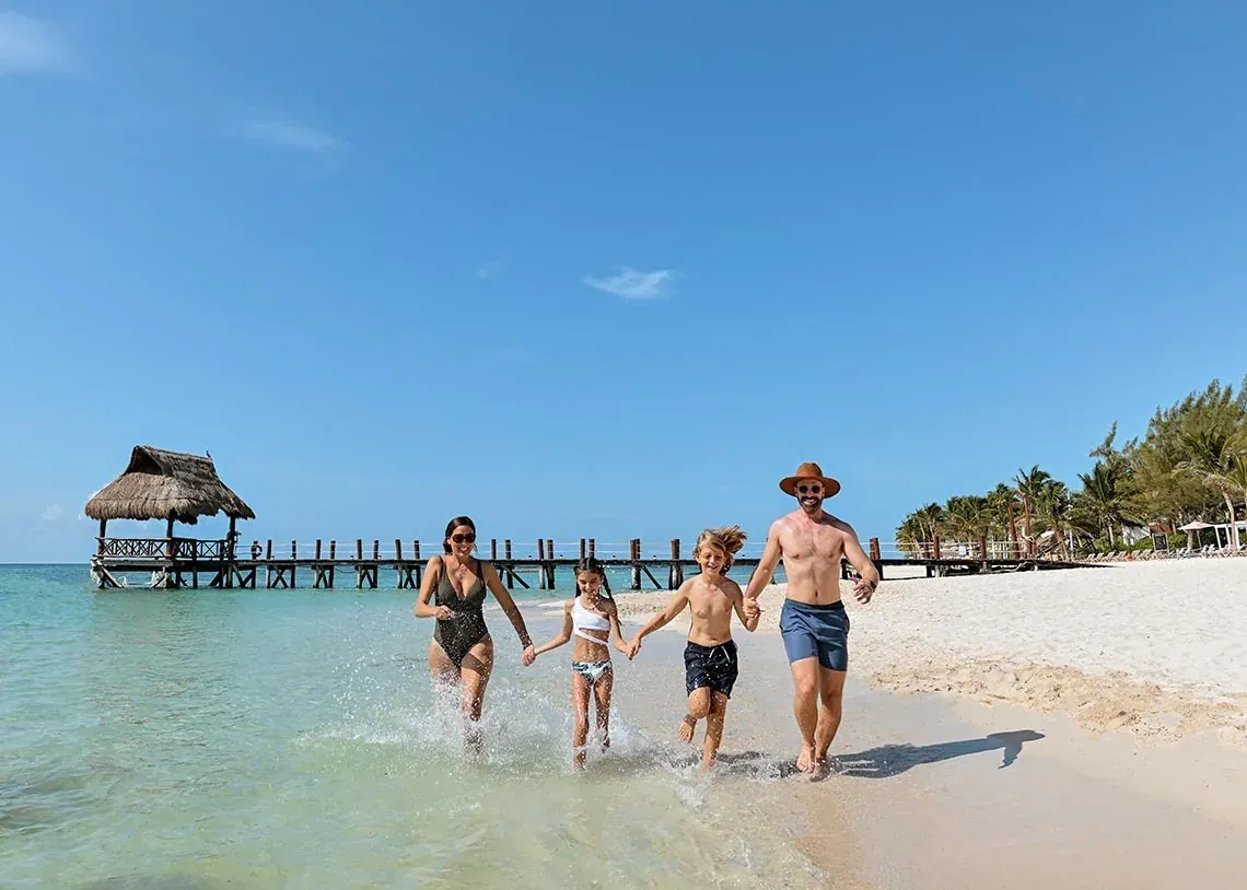 Familia disfrutando en The Fives Beach Hotel - Mexico. ¡Reserva hoy!