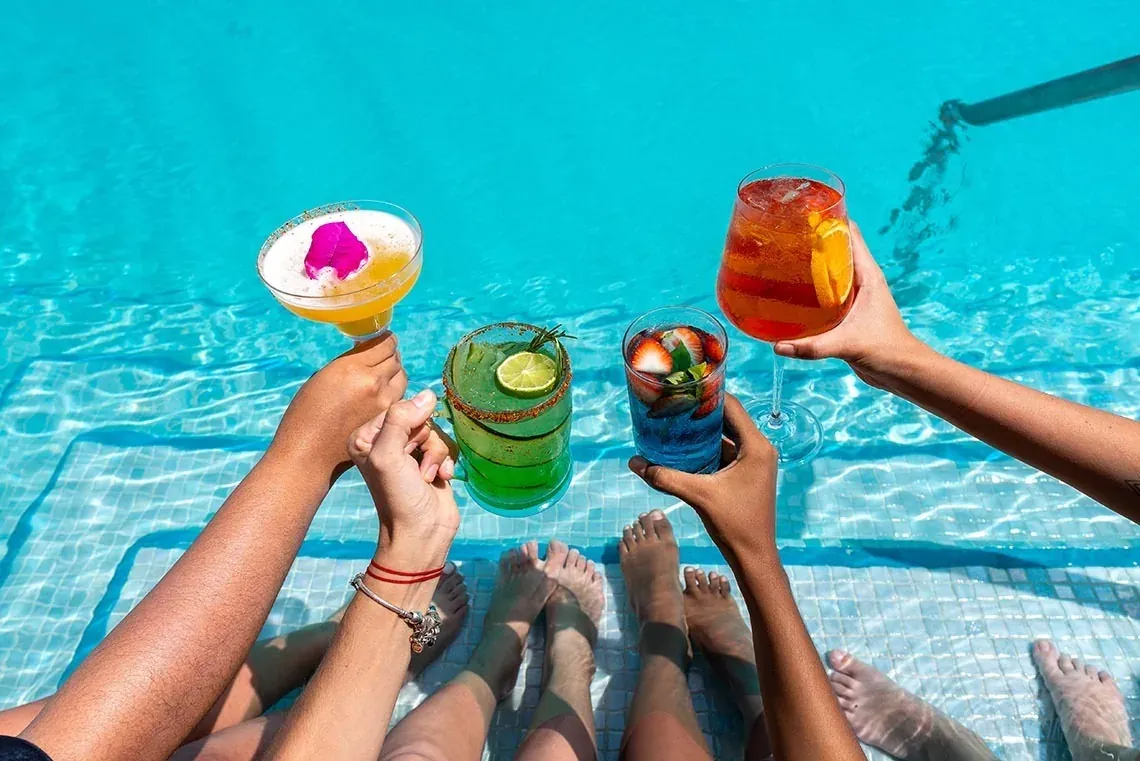 Brindis en la piscina en The Fives Downtown Hotel | Web Oficial México