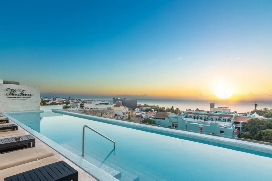 Piscina infinita en The Fives Hotels: vistas al mar y al amanecer. Reconocidos por Tripadvisor.