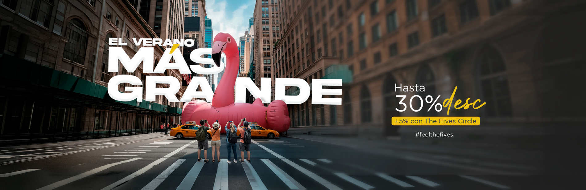 Pareja de adultas disfrutando alberca en rooftop en Playa del Carmen