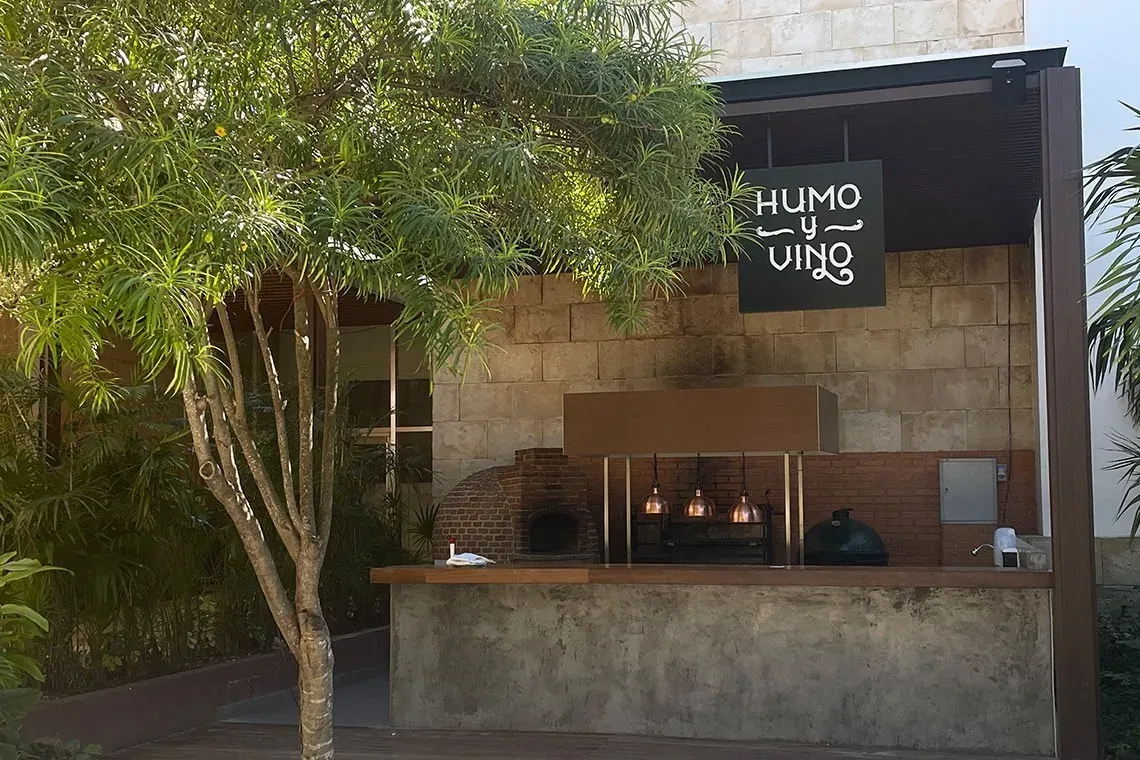 Terraza de parrilla y horno de leña en The Fives Corpo.