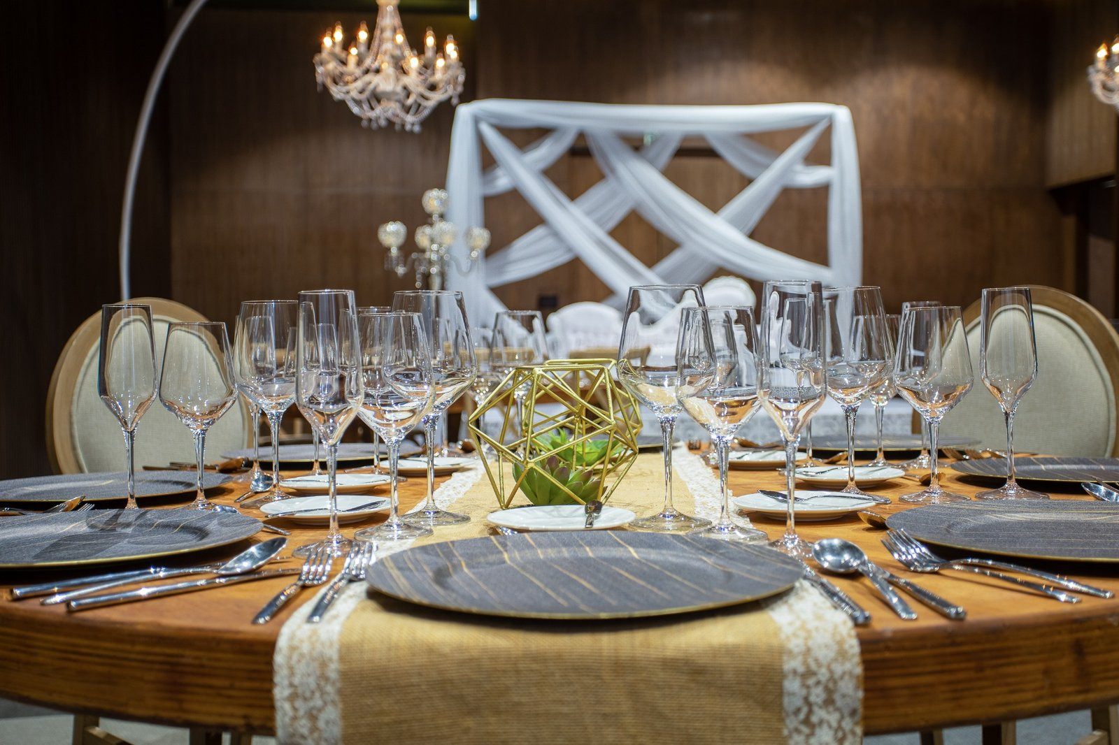 Detalles románticos de boda en interior con flores tropicales y velas
