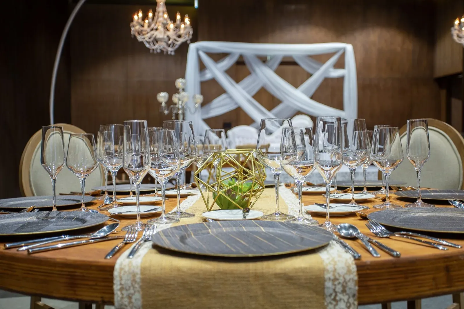 Detalles románticos de boda en interior con flores tropicales y velas