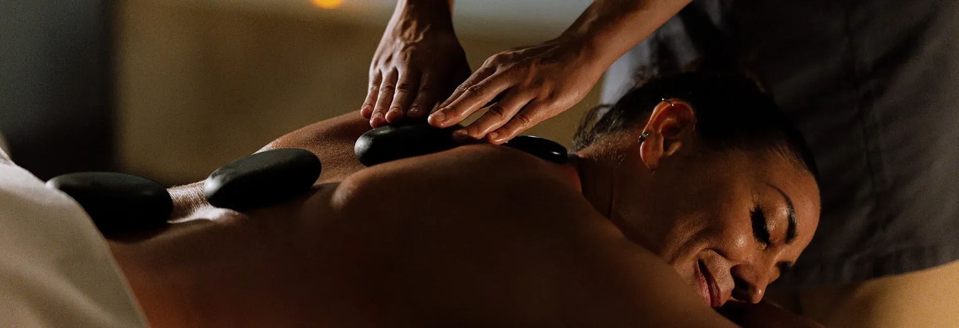Hot stone massage at The Fives Corpo: deep relaxation and well-being.