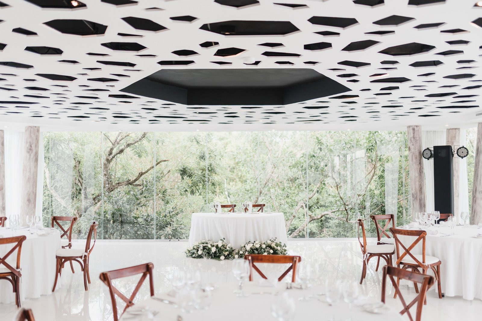 Montaje elegante de mesa para boda en interior en Riviera Maya