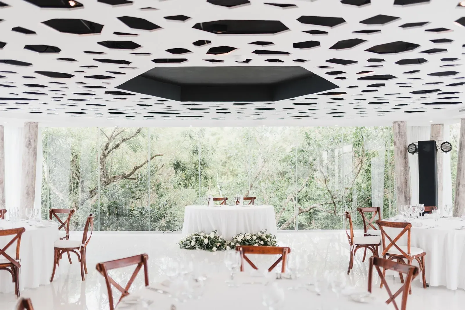 Montaje elegante de mesa para boda en interior en Riviera Maya