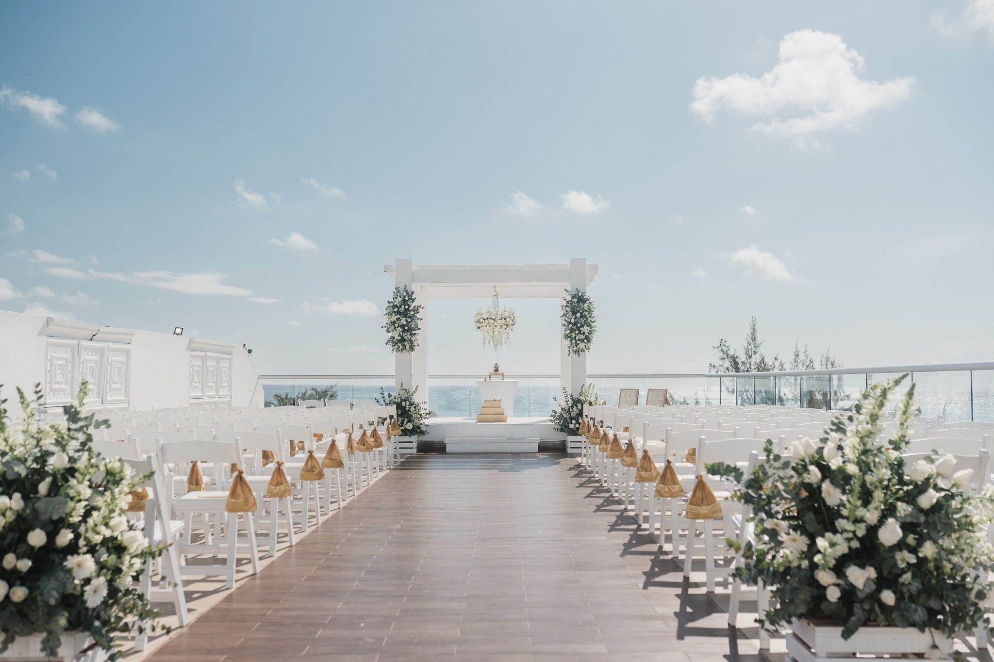 Montaje de boda en terraza al aire libre con detalles tropicales en el Caribe Mexicano