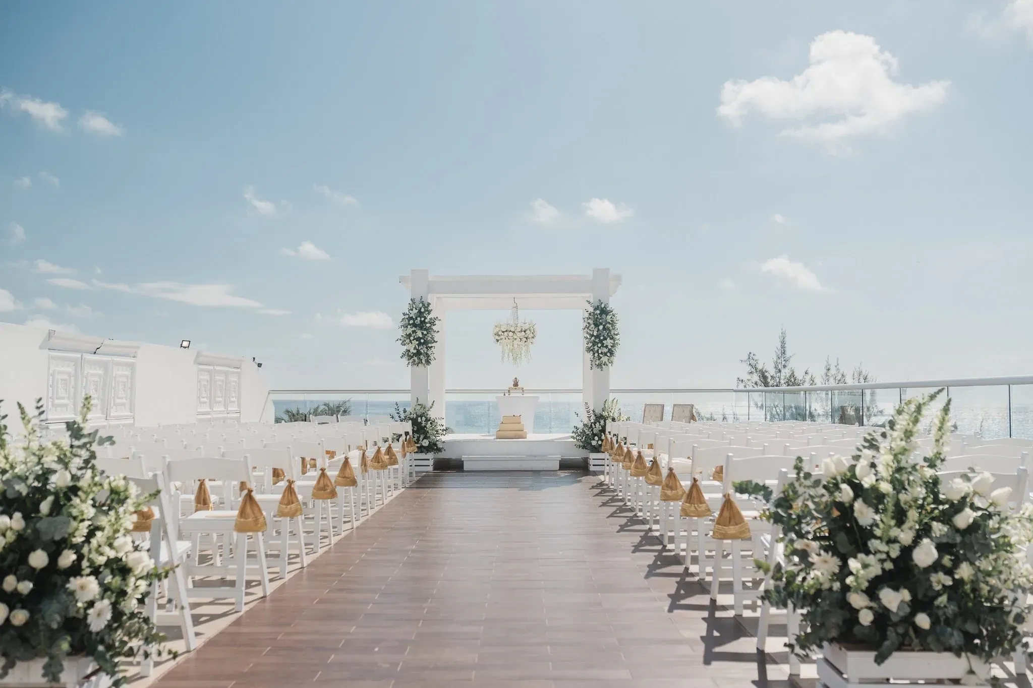 Montaje de boda en terraza al aire libre con detalles tropicales en el Caribe Mexicano