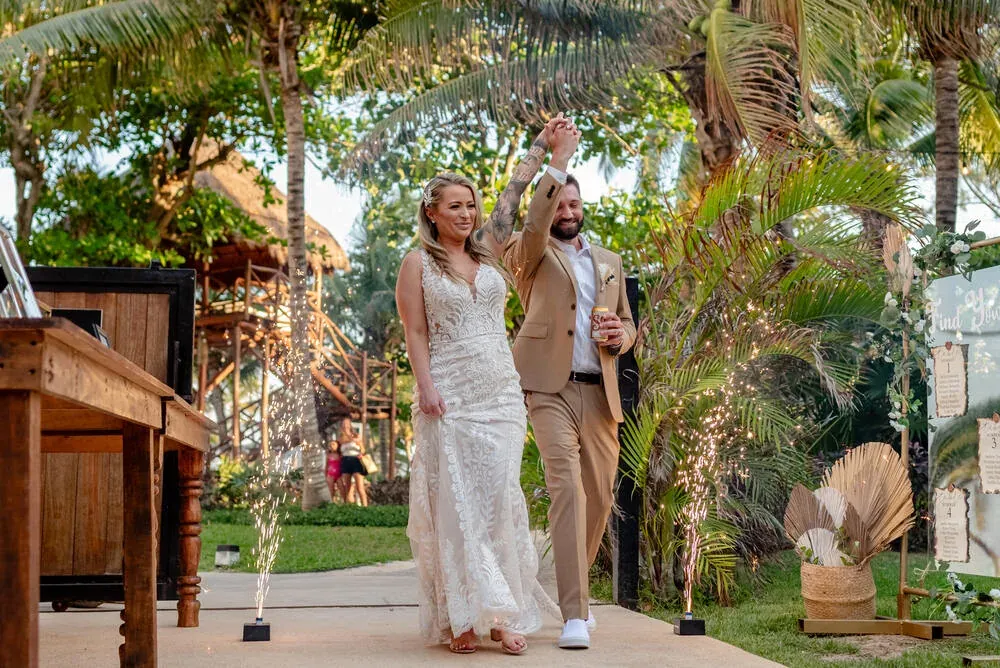 Celebración de boda en jardín con luces y vegetación