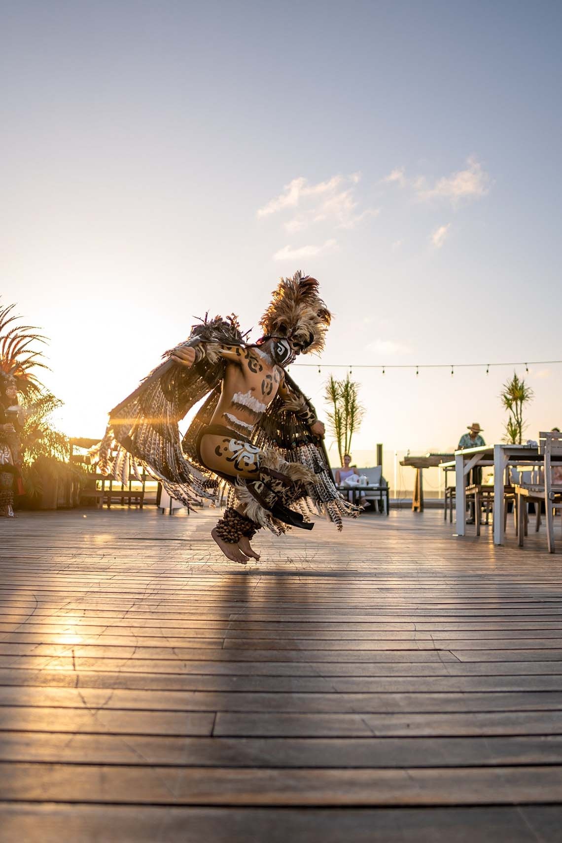 Danza de guerrero maya al atardecer en The Fives Oceanfront Riviera Maya. ¡Reserva ya!