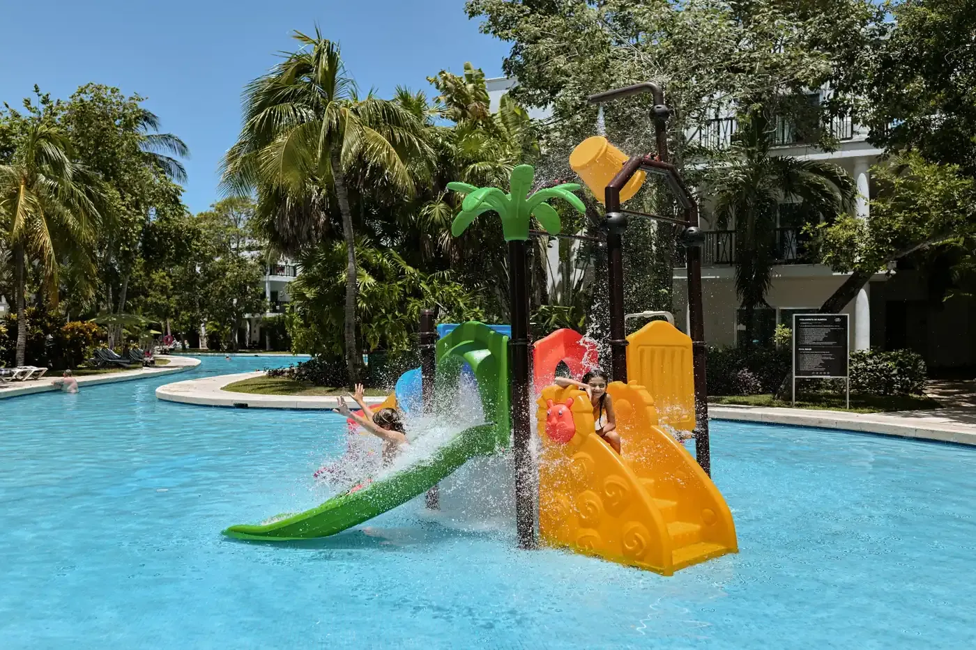 Children playing at Aluxitos Kids Club