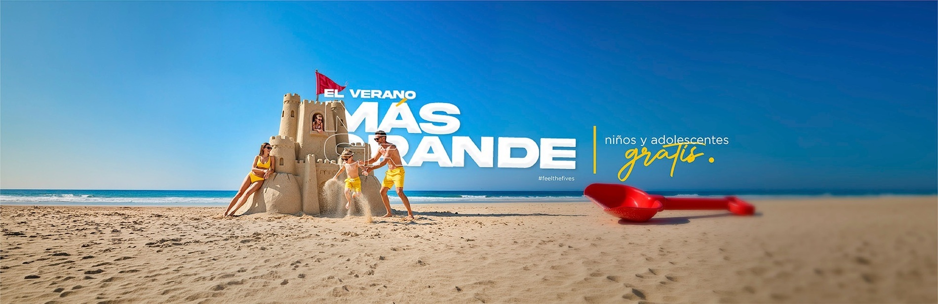 un hombre y una mujer se paran en la puerta de una piscina