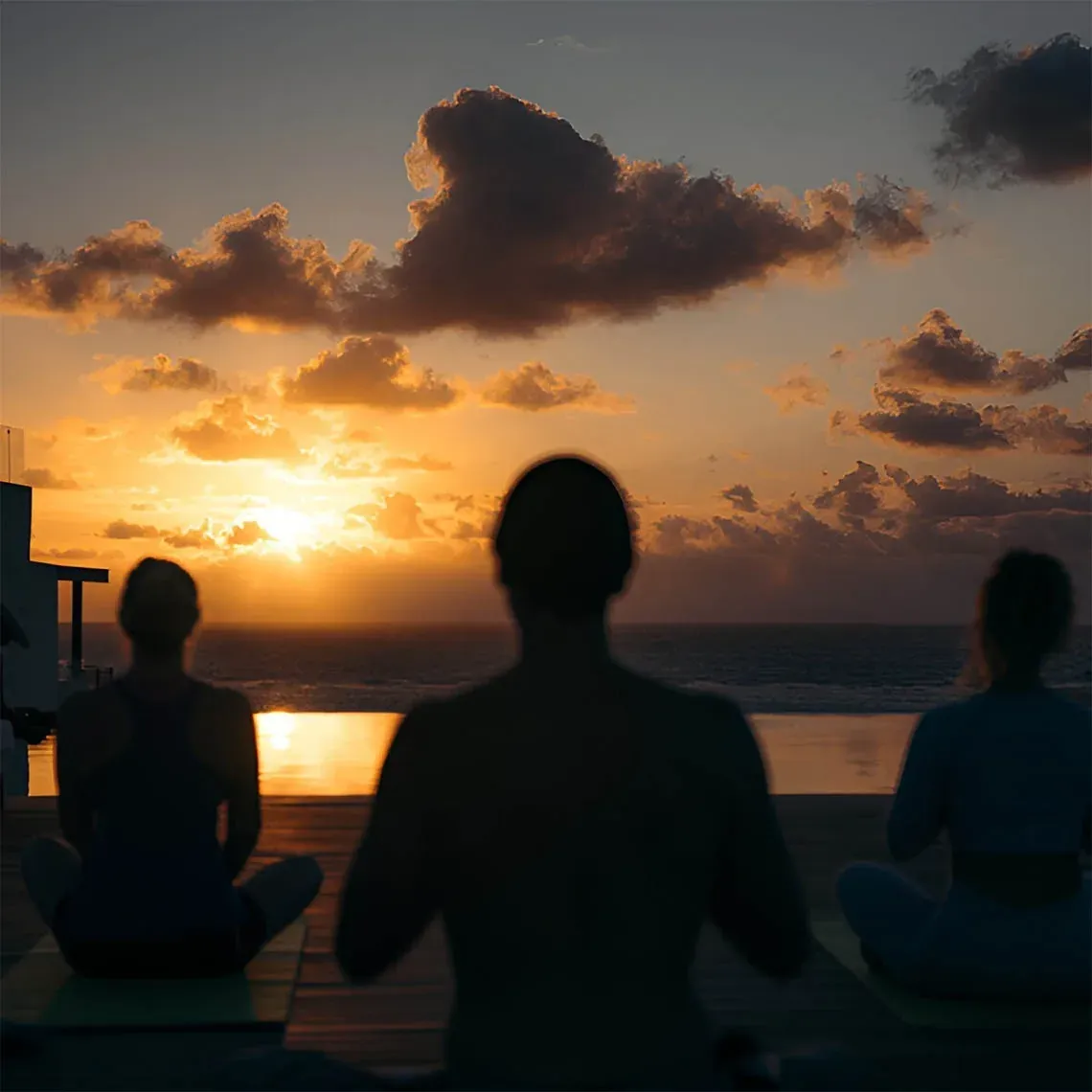 The Fives Corpo: Yoga al atardecer en piscina infinita, vistas al mar.