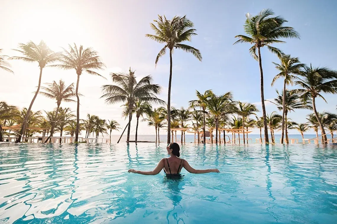 Relájate en la piscina infinita de The Fives Beach Hotel, México. ¡Reserva ya!