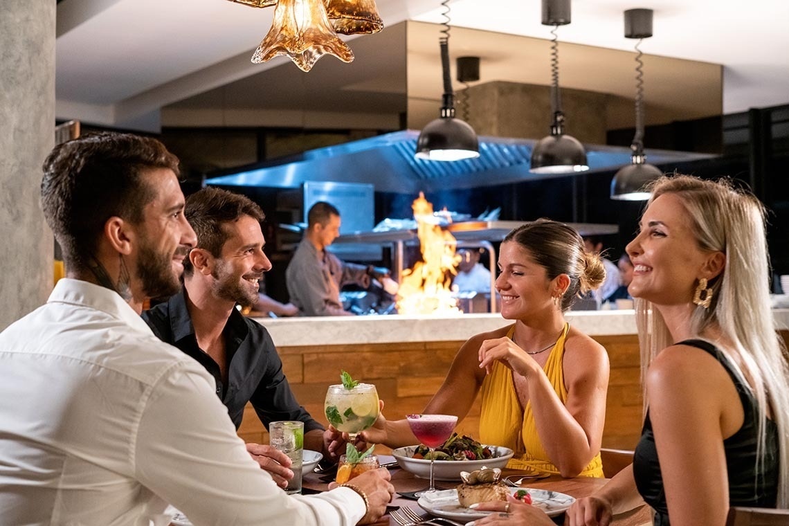 Pareja disfrutando cena romántica en The Fives Oceanfront Riviera Maya. México. Web oficial.