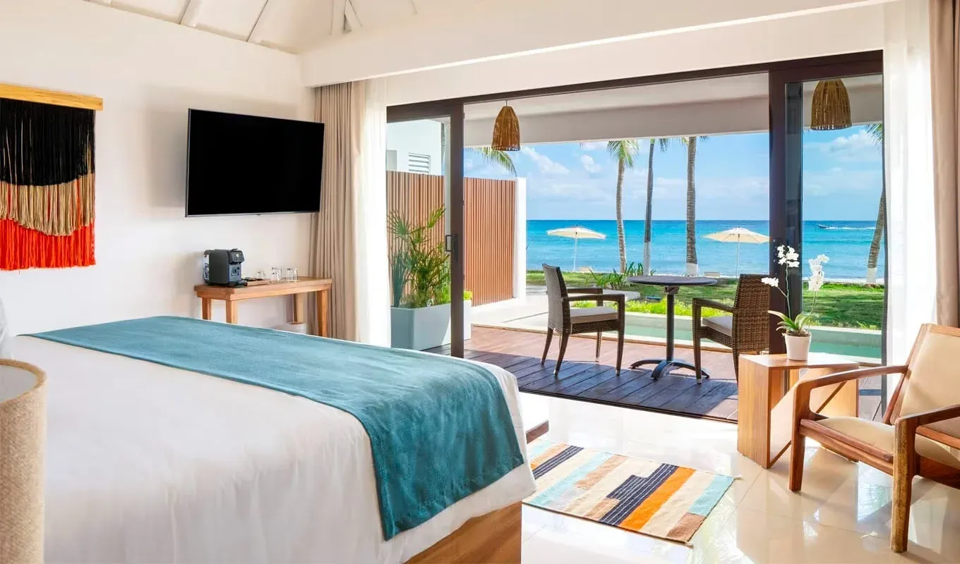 Suite con vista al mar: relájate en "The Beachfront by The Fives Hotels", tu oasis de lujo.
