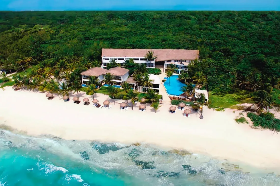 The Fives Corpo: luxury beachfront resort with pool and beach in Riviera Maya.