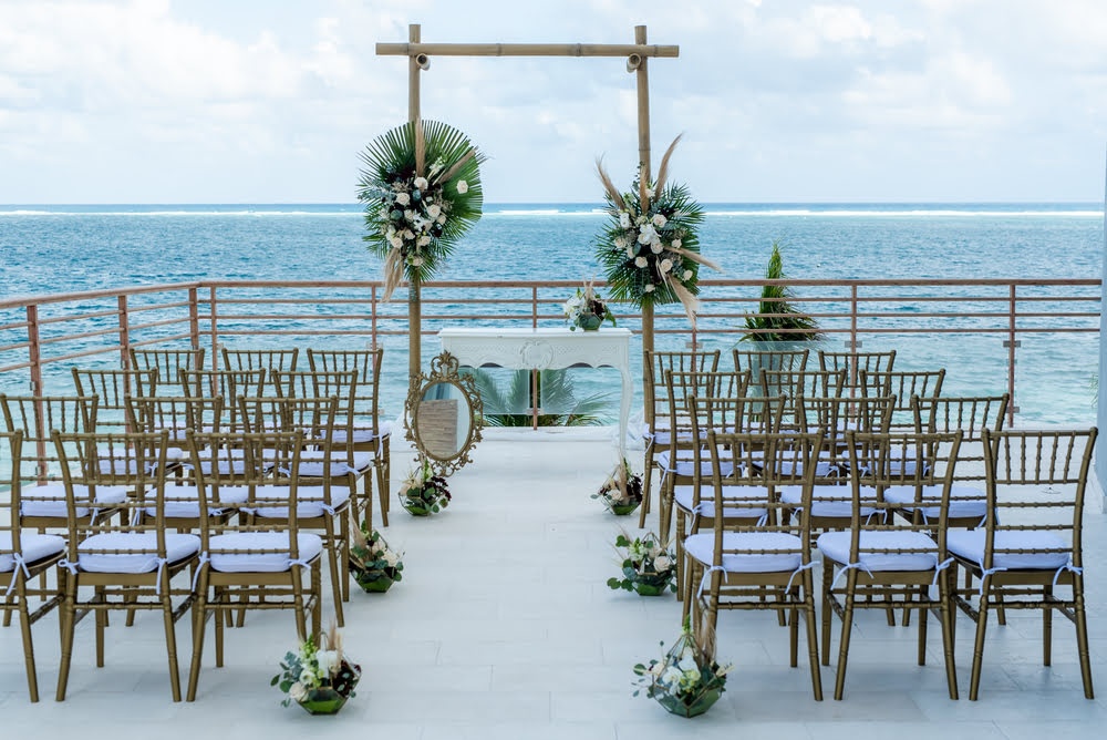 Recepción de boda en terraza con decoración elevada de boda destino en Riviera Maya