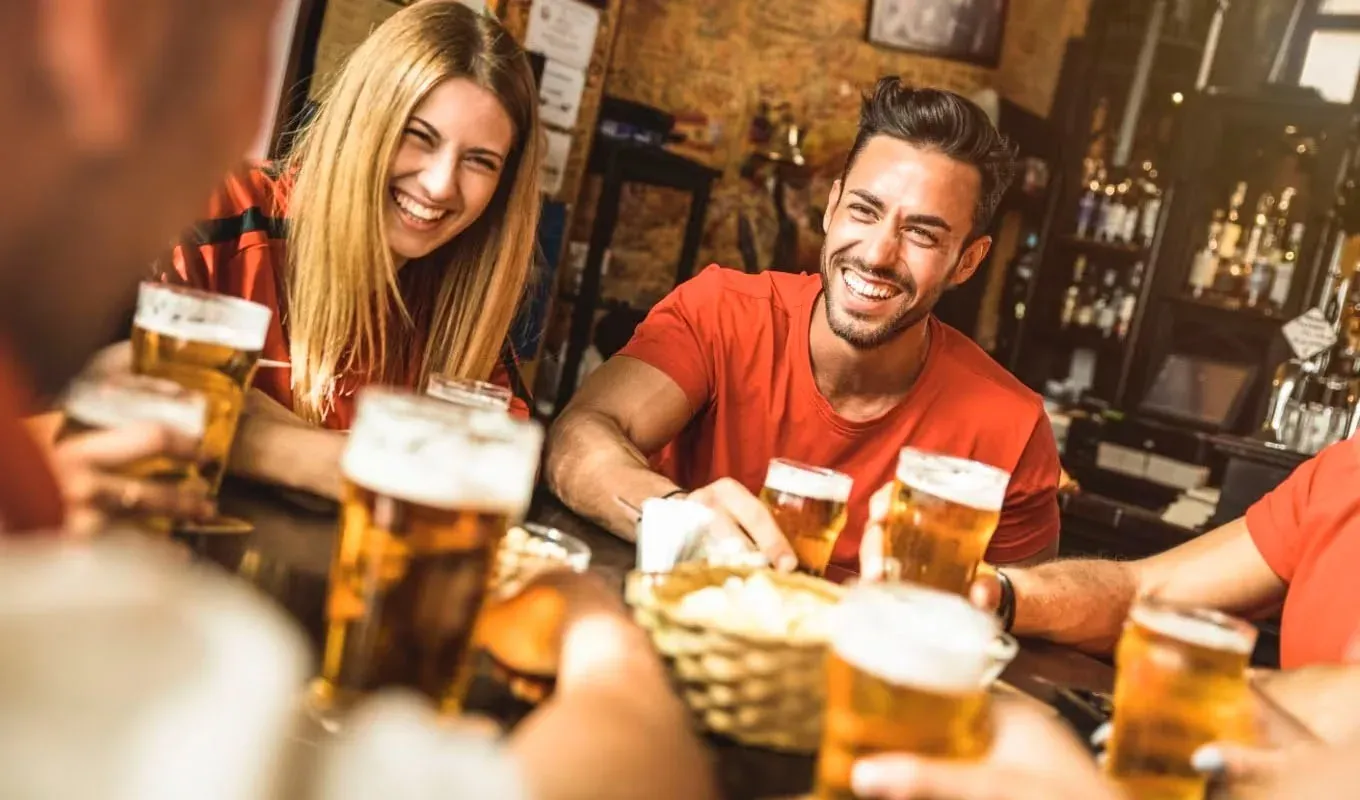 Celebra el Día de la Cerveza en el Caribe | The Fives Hotels con amigos.