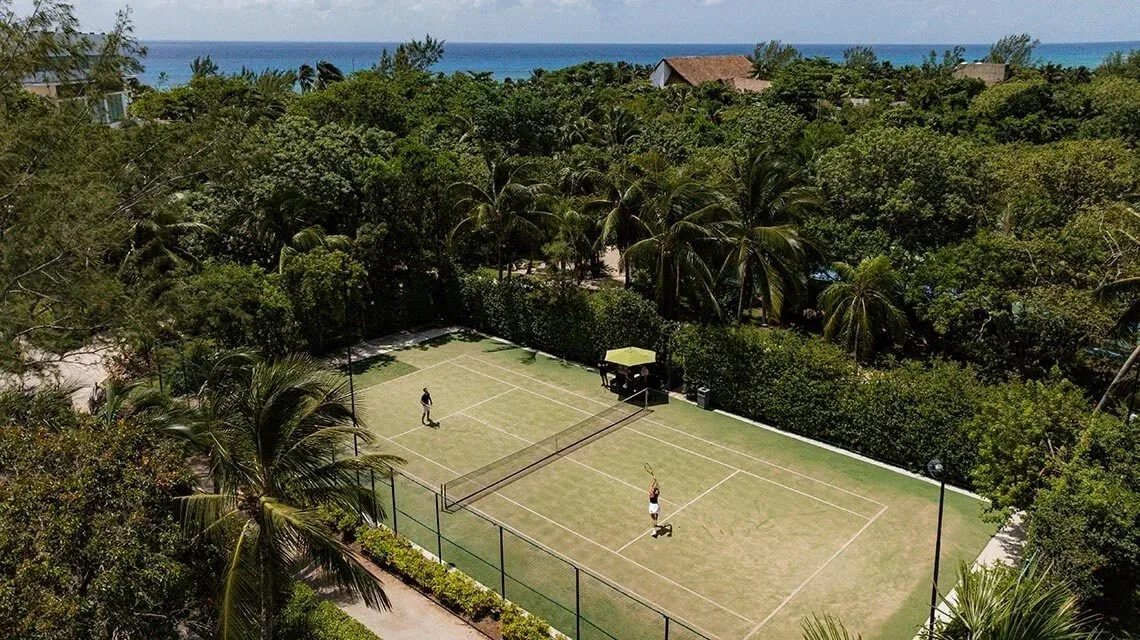 Canchas de tenis en The Fives Beach Hotel - México.