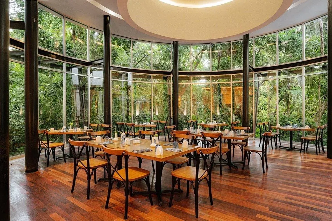 Restaurante con vistas al jardín en The Fives Beach Hotel - Á la Carte All Inclusive | México