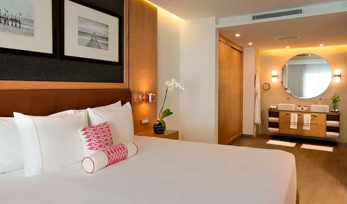 Habitación de hotel de lujo con cama espaciosa y baño moderno. Vive un nuevo capítulo de exclusividad | The Fives Hotels.