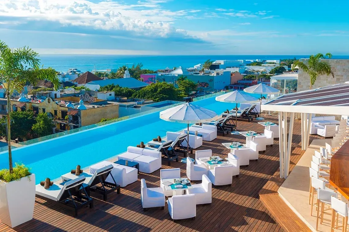Vista aérea de la piscina infinita y zona lounge de The Fives Downtown Hotel, Curio Collection by Hilton.