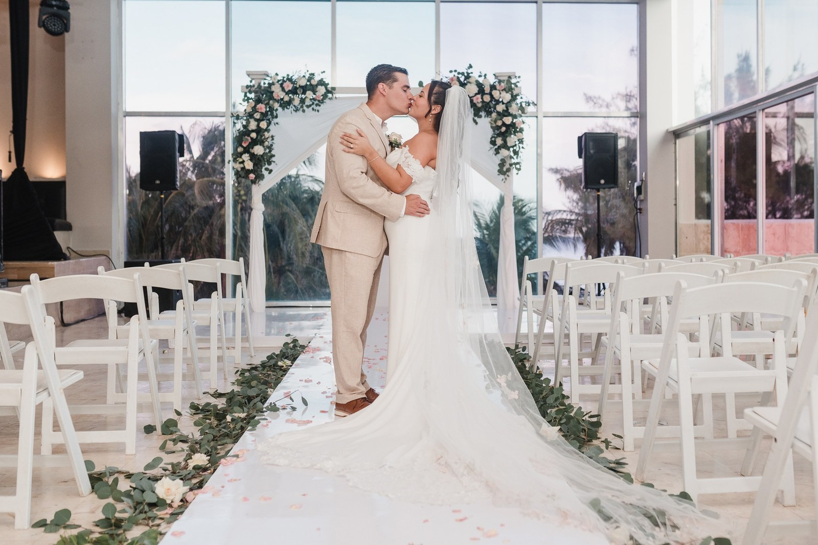 Novios en un lugar interior elegante para boda en Riviera Maya