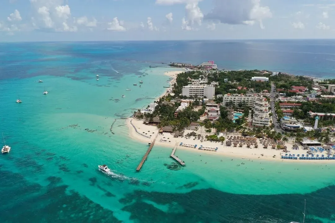 The Fives Corpo: vista aérea de resort con playa turquesa y hoteles.