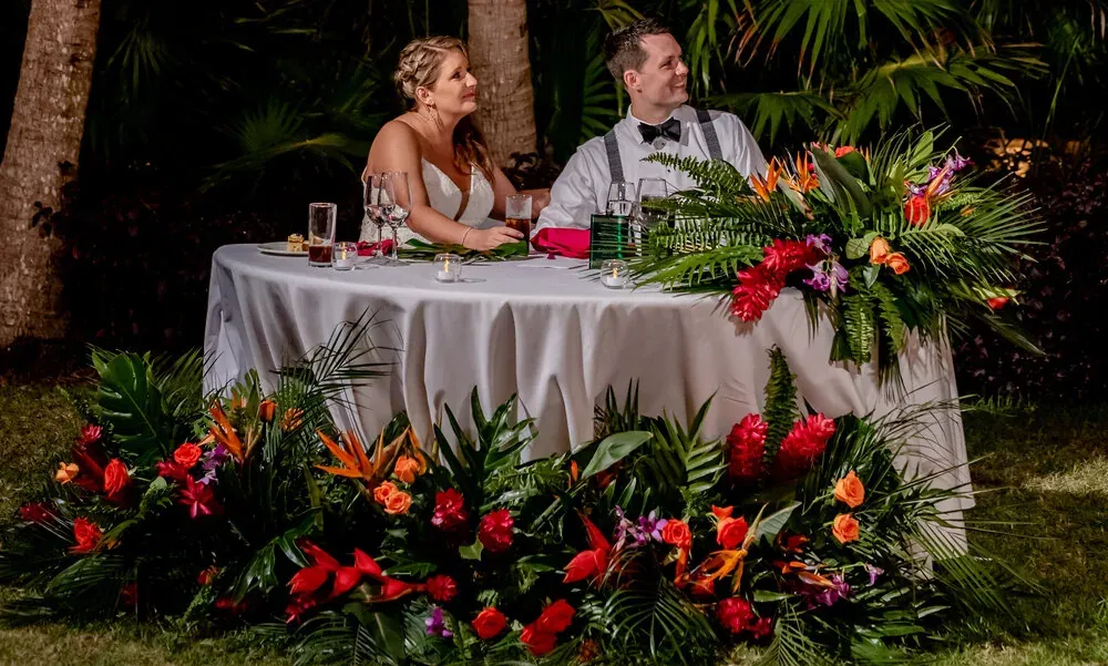 Detalles románticos de boda en jardín con flores tropicales