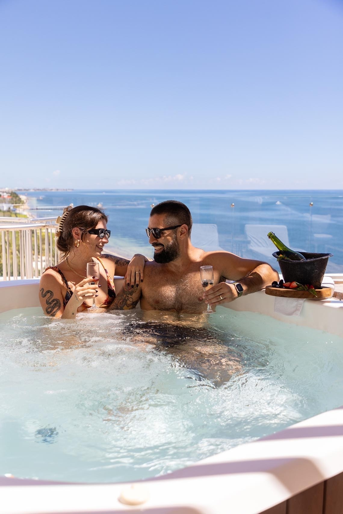 Pareja disfrutando jacuzzi con vistas al mar en The Fives Oceanfront Riviera Maya - Todo Incluido Opcional | México | Web oficial.