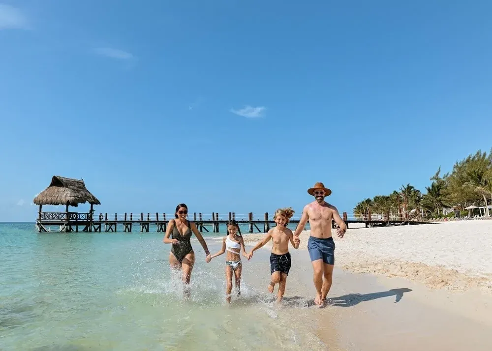 Familia corriendo en la playa, Hoteles Riviera Maya Todo Incluido | Asesoría Personalizada The Fives