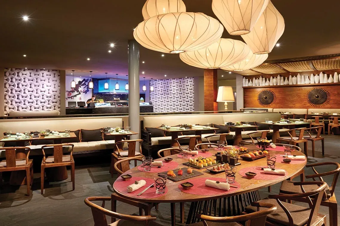 El restaurante The Fives Corpo ofrece una experiencia gastronómica asiática elegante.