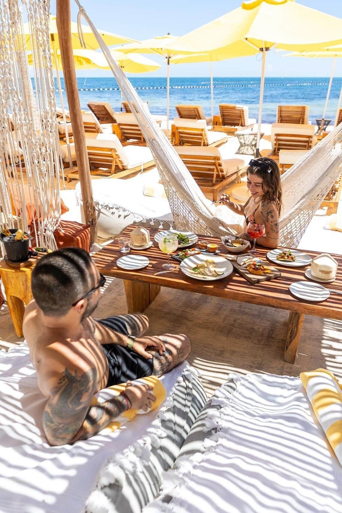 Pareja cenando en The Fives Oceanfront Riviera Maya, México. Resort todo incluido.