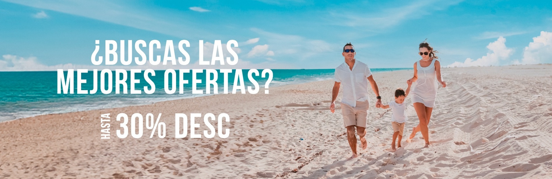 Familia disfrutando vacaciones de invierno en la playa de la Riviera Maya