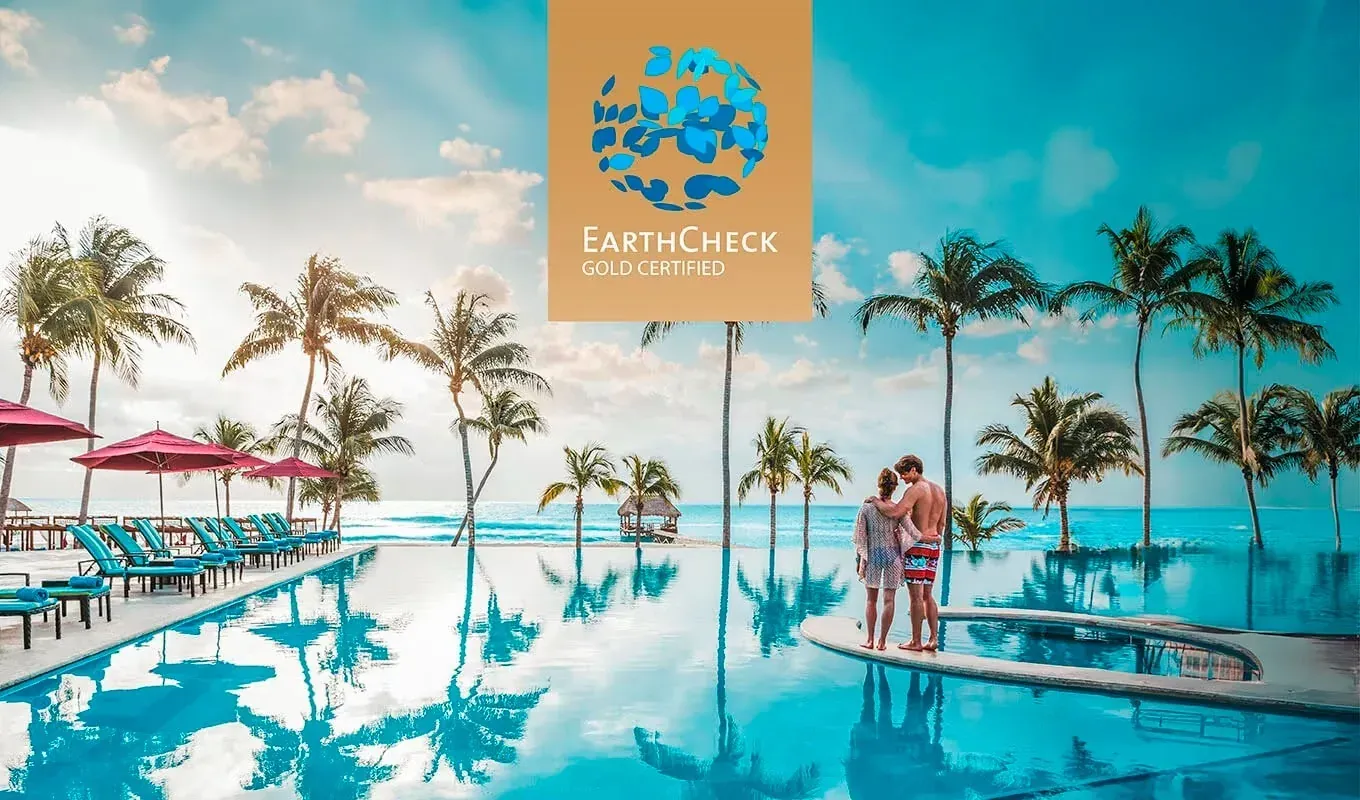 The Fives Beach Hotel & Residences: Certificación Oro EarthCheck 2024, piscina y palmeras.