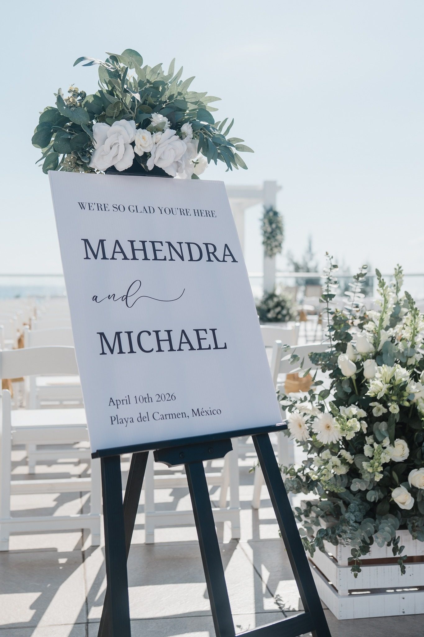 Inspiración de recepción de boda en terraza con mesas elegantes en Riviera Maya