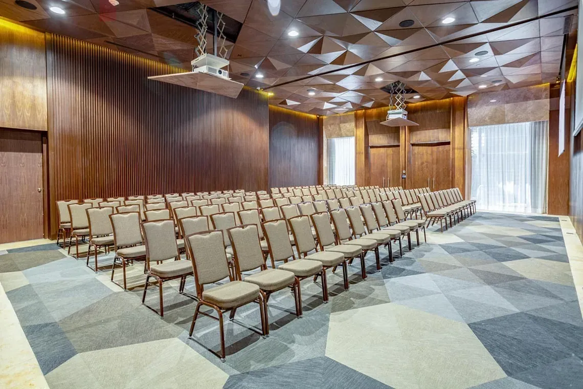 El Fives Corpo: modernas sillas para conferencias en sala de eventos