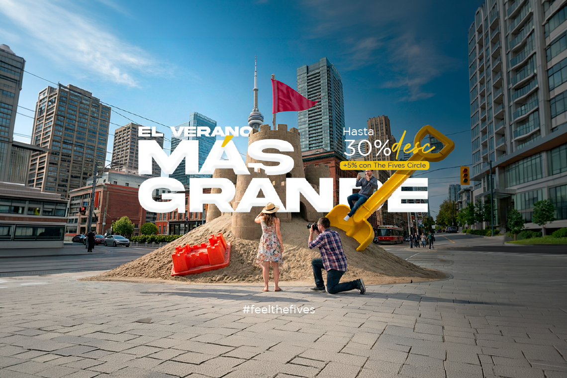 Un anuncio muestra un gigantesco pato de goma amarillo en una calle de Londres, con personas fotografiándolo, y promociona "El Verano Más Grande" con hasta un 30% de descuento.
