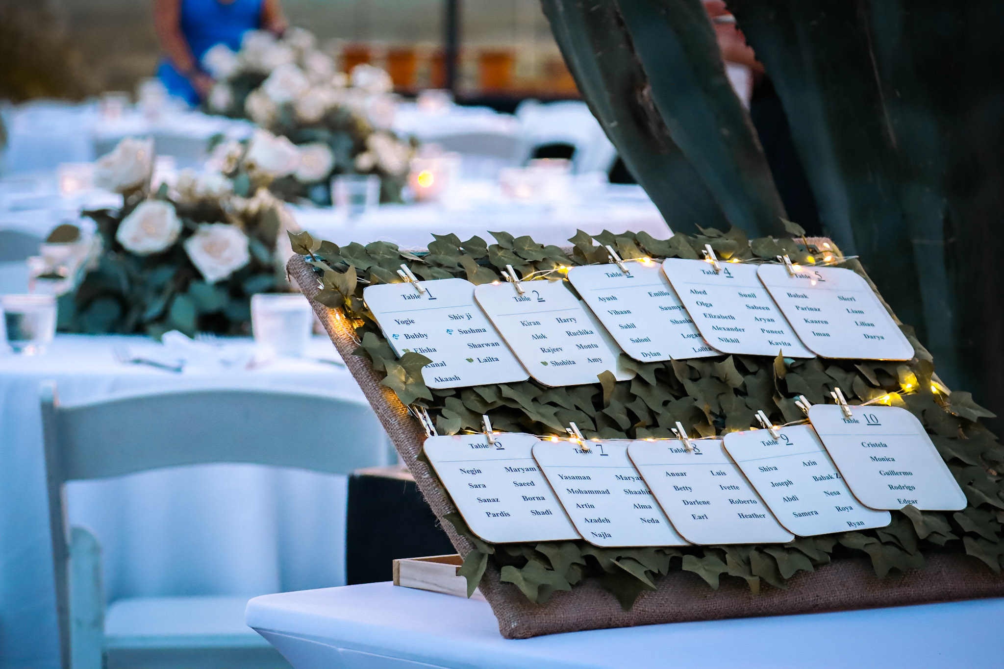 Recepción de boda en terraza al aire libre con iluminación cálida y ambiente de boda destino